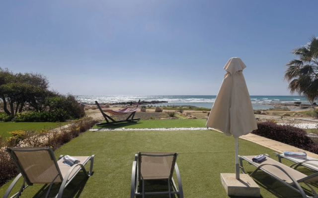 Villa Suri, Luxury Seafront Villa
