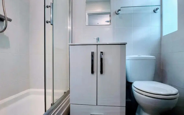 Camberley - 1-bed Annex - Sleeps 2 - Garden