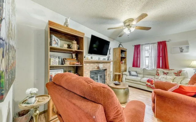 Eagle's Nest - Hot Tub, Deck & Prime Location 2 Bedroom Cabin - фото 2