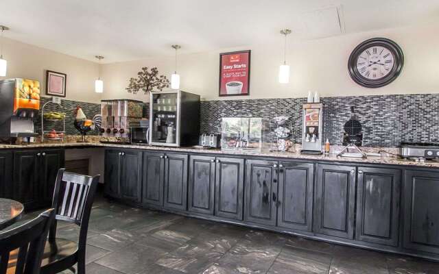 Econo Lodge Inn & Suites