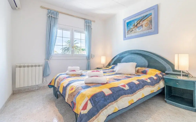 Villa in Empuriabrava With Private Pool & Mooring