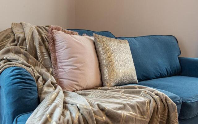 Joivy Sophisticated Flat W/ Desk