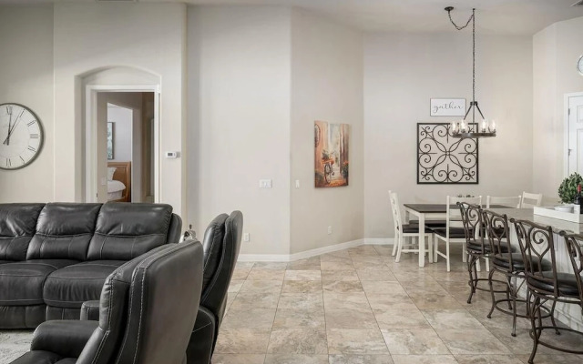 Minnezona Elegant Home w Poolside Retreat