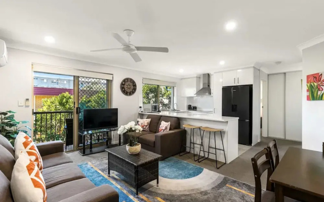 Charming 3-bed Apartment Near Local Shops