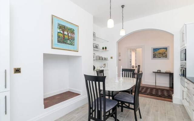 Lovely 1BR Home Near Holland Park, 4 Guests