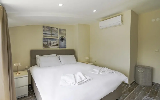 Flat w Shared Pool and Balcony 8 min to Beach