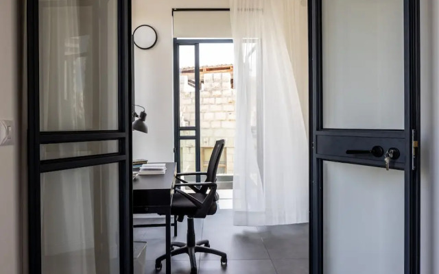 Old Charm & Modern Meets by Sea N' Rent