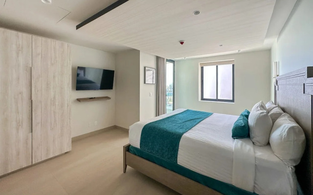 Paradise Found Luxe 2BR Condo in Iconic Location