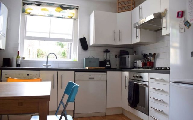 Lovely 2 Bed Apartment with Garden