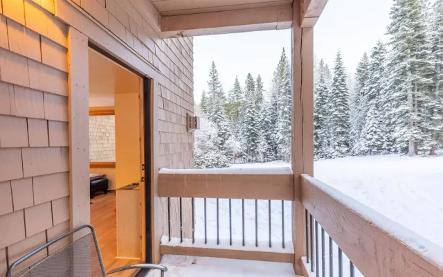 Modern 1 bedroom in Ski Trails by RedAwning