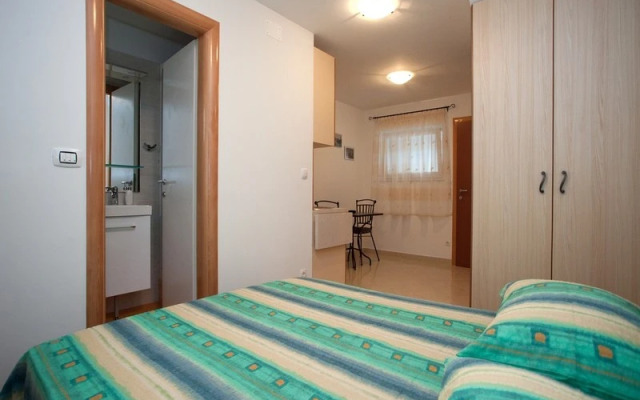 Apartments & rooms Rina