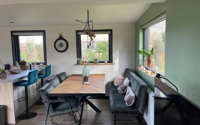 Beautiful Bungalow With Spacious Garden