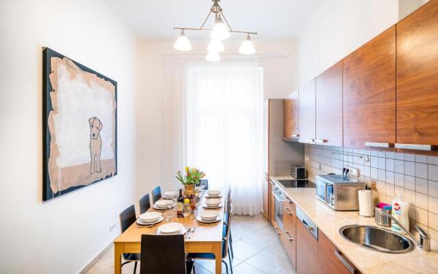 Kafka Apartment 4BR+2bath Old Town