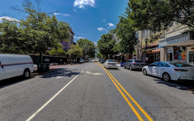 Downtown Delight - Private Balcony - Downtown Condo