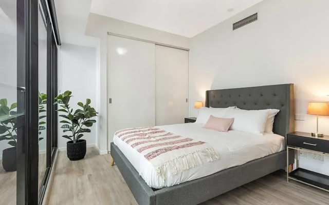 Executive Unit With Pool and Gym Near Riverfront