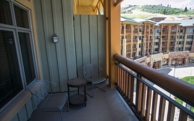 Fully Equipped in the Heart of Canyons Village by RedAwning