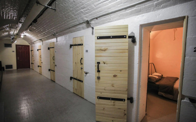 Saintlo Ottawa Jail Hostel