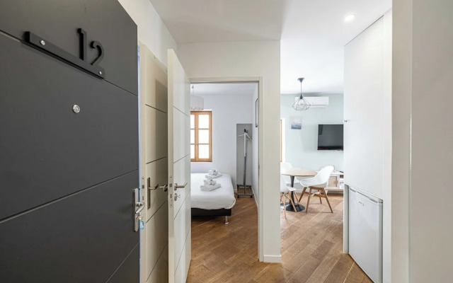 Magnificent Renovated 2 Bedroom Apartment, Terrace