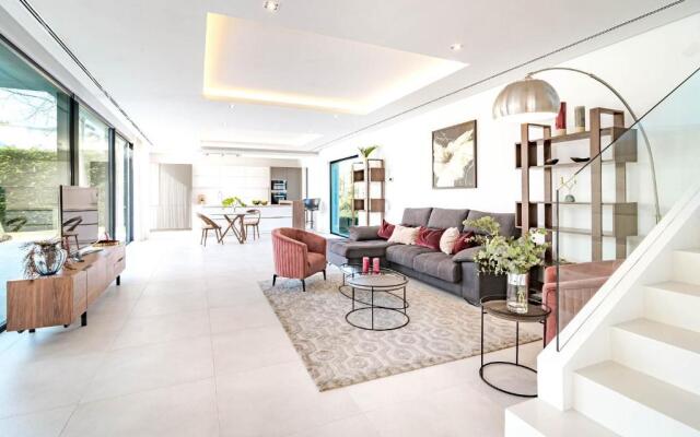 2021 Built Extravagant Villa in Luxurious Mirabella Hills