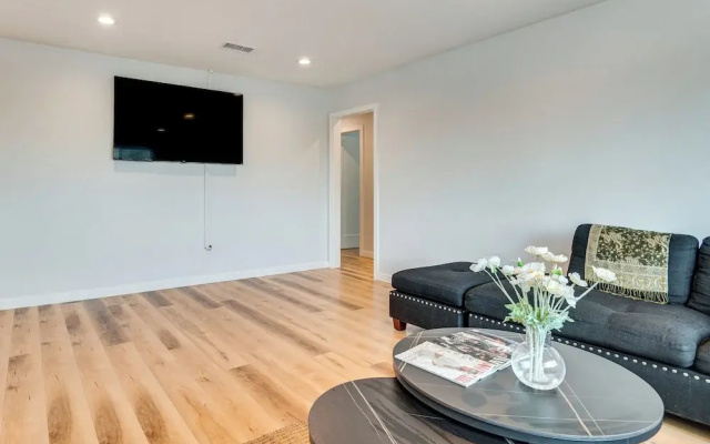 4 Mi to Sofi Stadium, Fenced Yard: Modern Retreat!