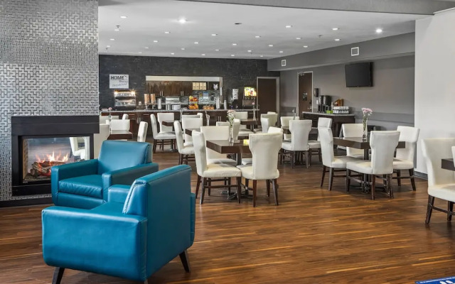 Home Inn and Suites Regina Airport