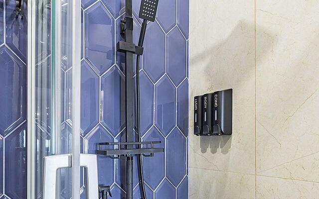 2ROOMS (2РУМС) на улице Максима Горького