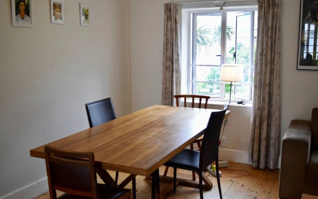 Spacious 1 Bedroom Apartment Near Table Mountain