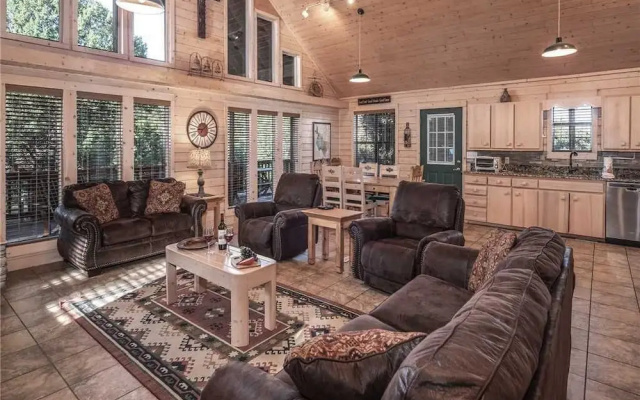 Wine N Pines - Two Bedroom Cabin with Hot Tub