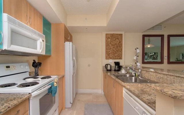 Stylish Modern 2bd 2bth Apt Near the Beach