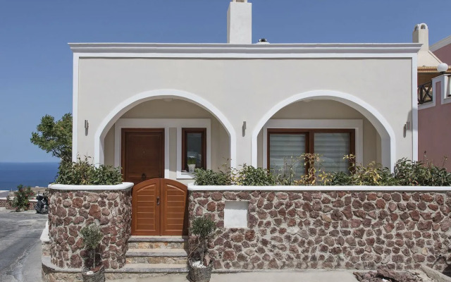 Modern 2-Bed House in the city centre Fira
