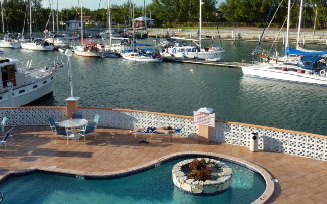 Running Mon Sunrise Resort & Marina