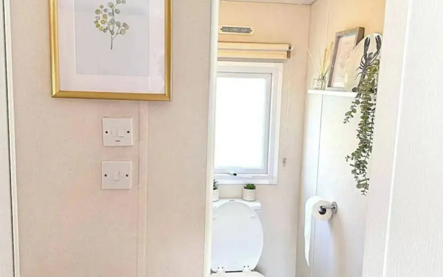 Harwich - Caravan - Sleeps 10 - Garden - Pool