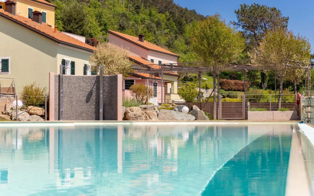 Albatros - swimming pool with sea view and small terrace