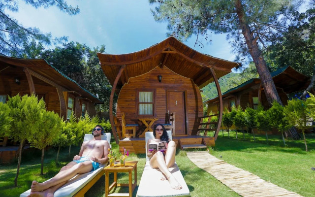 Green Pine Beach & Bungalows