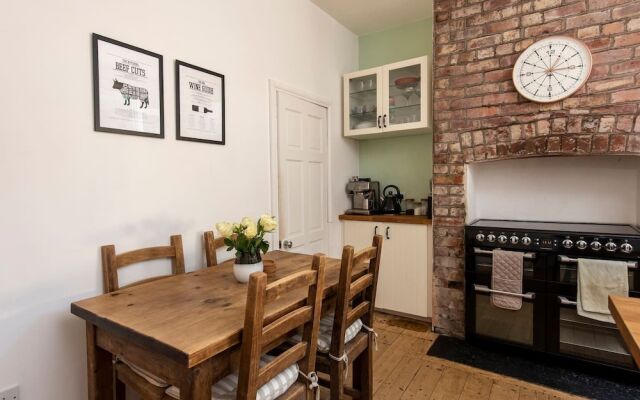 Cosy And Family Friendly Home In Greater Manchester