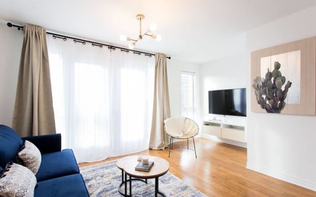 Fresh & Styled 2 Bedroom Apt in Mile End