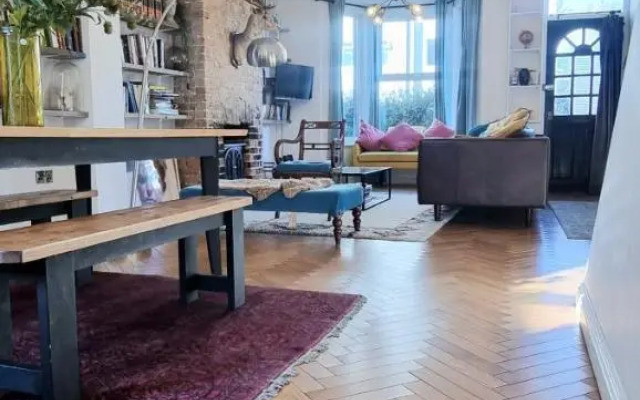 Eclectic seaside 4 bedroom artists residence