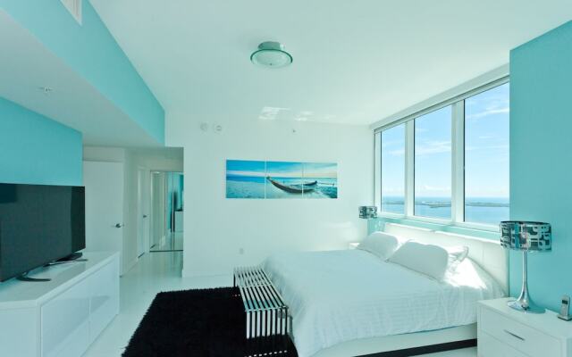 Vizcayne Luxury Condo by 1stHomeRent