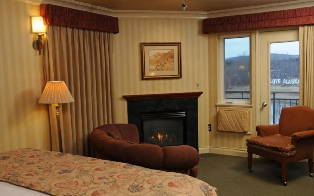 Pike's Waterfront Lodge