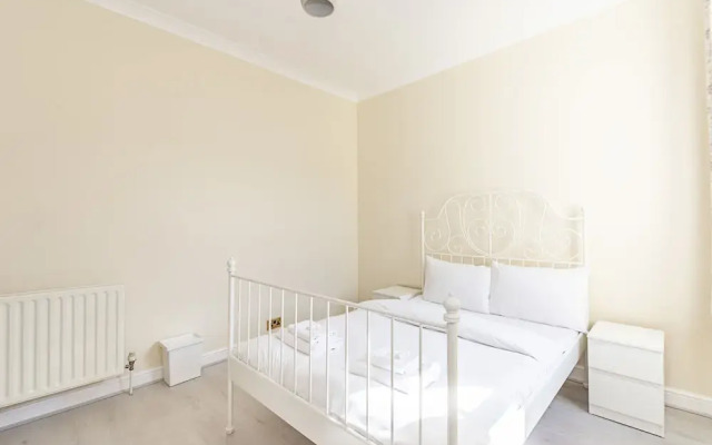 Spacious 4 Bed Apartment Near Tooting Gardens