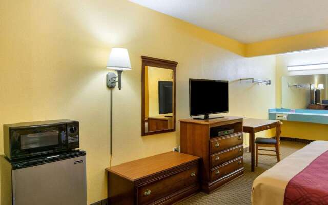 Super 8 Fredericksburg South