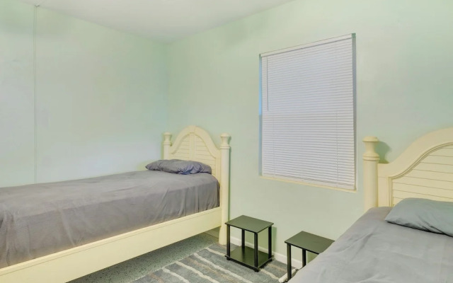 Waterfront Okeechobee Getaway w/ Backyard Dock!