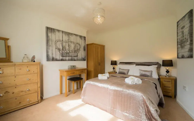 Peveril House, Spacious Eco-friendly Holiday Home