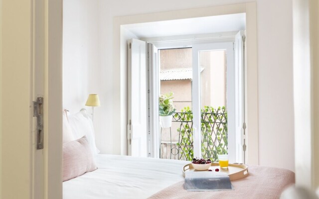 ALTIDO Chic 1BR Apt w/balcony close by Graça Viewpoint & tram stops