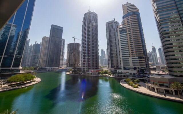 Spacious + Modern Studio in JLT - Sleeps 3