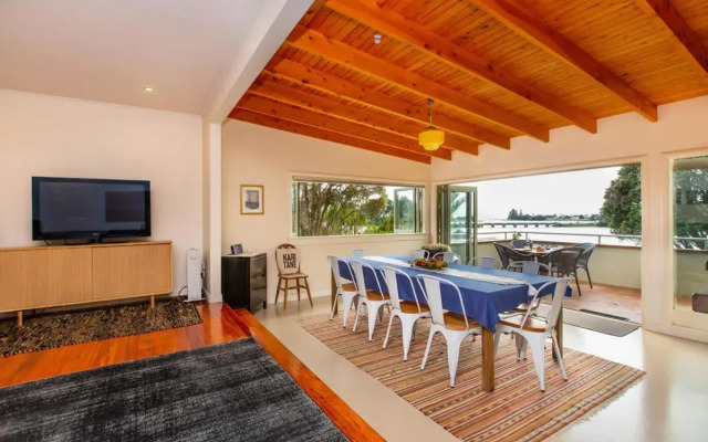 Waterfront Bach - Raglan Bach