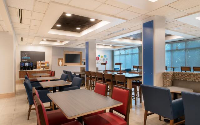 Holiday Inn Express & Suites Columbia-I-26 @ Harbison Blvd by IHG