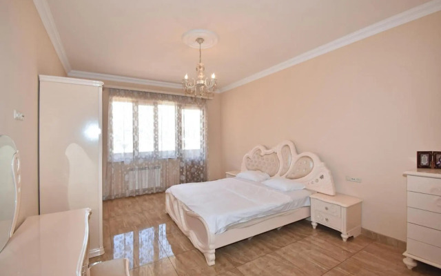 Teryan street, 4 bedrooms Luxury, Unique apartment TT888
