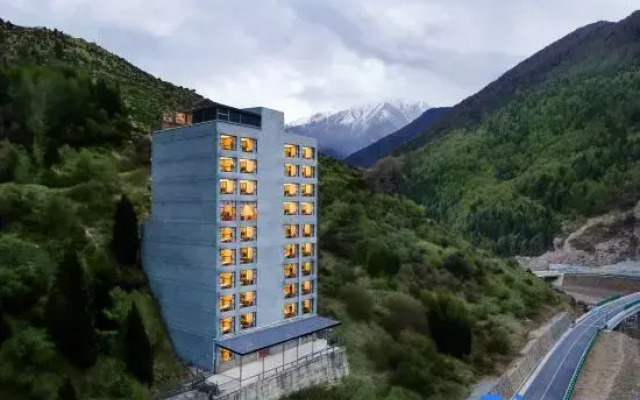 Night Pillow Green Mountain Cliff Mountain Resort Hotel (Siguniangshan Scenic Area Branch)