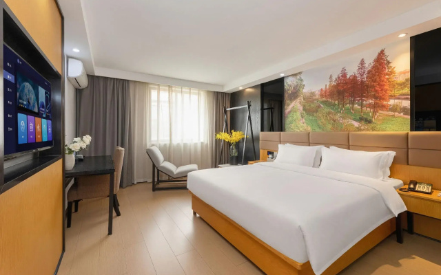 Chonpines Hotels· Jingzhou Ancient City Dongmen